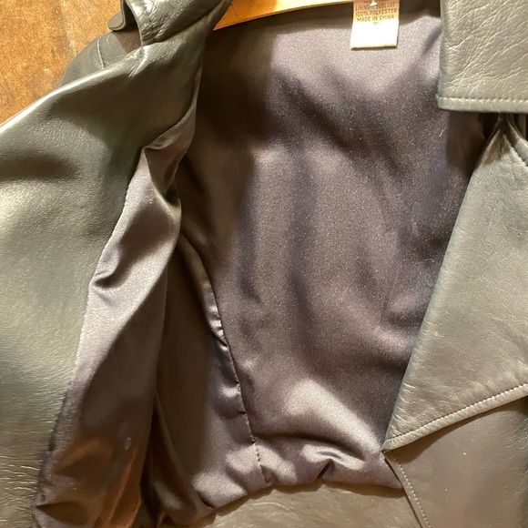 Dianne von Furstenberg cropped soft leather jacket. - Picture 6 of 10